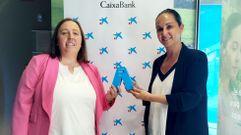 Sonia S�nchez, de Alimentaci�n Bravo (izquierda), recibi� de Marta Albela, directora comercial de Red Galicia de CaixaBank (derecha), un galard�n dotado con 6.000 euros en acciones de formaci�n empresarial y personal, adem�s de una campa�a de difusi�n. Las ganadoras de esta fase optan a un curso de Founderz.