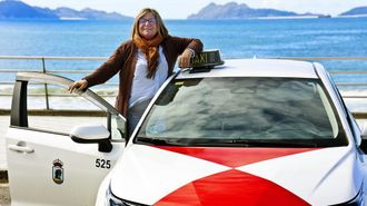 Nuria Fern�ndez en su taxi, que sigue pilotando a la vez que dirige la cooperativa de Radio Taxi