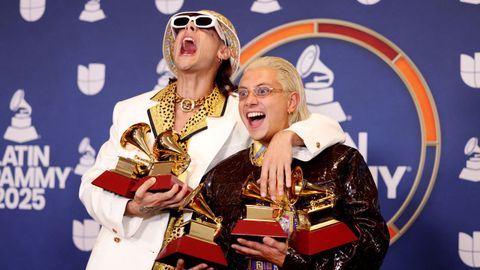 CA7RIEL & Paco Amoroso posan con sus cinco premios