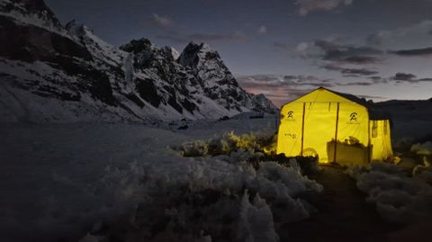 Imagen nocturna del campamento base en una de las ascensiones