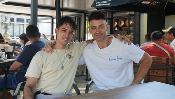 Alberto Bracone, a la derecha, ha reabierto la cafeter�a municipal de la Alameda despu�s de una ambiciosa reforma. El local ofrece una amplia variedad de pizzas y pastas.