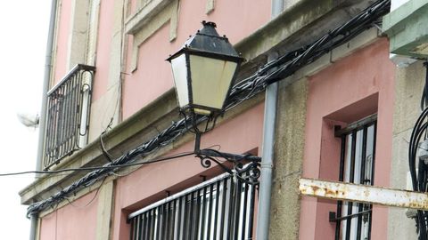 En la imagen, uno de los farolillos tradicionales de Ferrol Vello que todavía no ha sido adaptado a la tecnología led