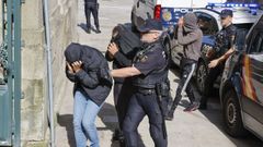 Los once detenidos por el alijo de coca�na en A Pobra,�pasando a disposici�n judicial en Muros el pasado mes de septiembre.