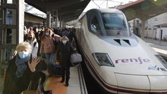 Llegada de pasajeros en el AVE procedente de Madrid a la estación de Ourense