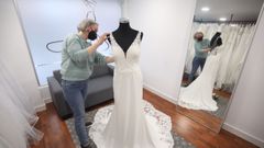 Rosa, responsable de Lugodress, con uno de sus vestidos de novia