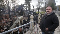 Juan Caama�o, junto a los restos del restaurante Estrella del Mar