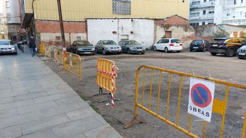 Vallas y seales de prohibicin de aparcar en el solar de la calle Julio Camba