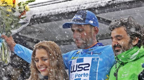 El ciclista Ra�l Alarc�n, del equipo W52/FC Porto, con el maillot azul de l�der de la clasificaci�n general en el podio del Alto del Acebo, donde est� nevando, tras arrebatarle el liderazgo al colombiano Weimar Rold�n, del Medell�n en la segunda etapa de la 60 Vuelta Ciclista a Asturias, disputada entre Soto de Rivera y Cangas del Narcea
