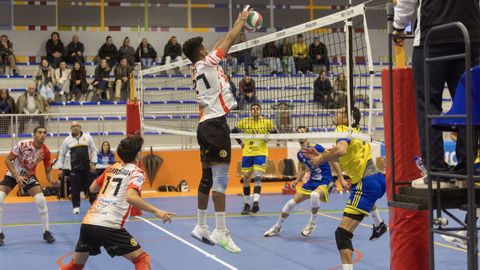 Imagen del Voley Dumbr�a en su partido frente al Gupane Guia