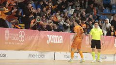 Ismael celebrando uno de sus goles con la afici�n.