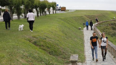 Gente caminando por el paseo martimo en Foz