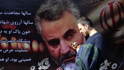 Un hombre camina ante un enorme cartel con la imagen del general Soleimani en una calle de Teher�n