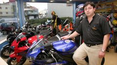 Miguel �ngel Lorenzo, en una foto del 2005, en la tienda que ten�a de motos y bicis entre las calles Pan y Carlos Casares, y que ya no existe
