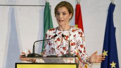 La reina luci� este vestido en una jornada sobre tabaquismo en Oporto. 