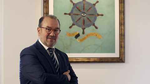 <span lang= gl >López, cunha obra de Lugrís ás costas co lema:</span> «Ojo, buen rumbo»