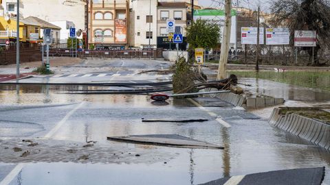 Una de las carreteras de Hu�tor T�jar, en Granada, afectadas por los efectos del tren de borrascas