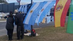 Un puesto con camisetas y banderas de Argentina y Espa�a, en una calle de Buenos Aires.