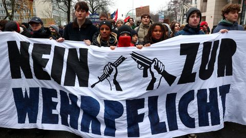 Protesta en Berln contra el restablecimiento del servicio militar en Alemania