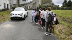 Pistas por las que salen los ni�os y sus familias del cole de A Solaina