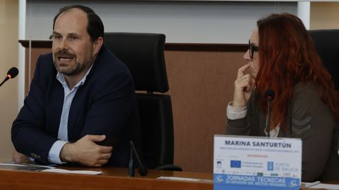 Juan Manuel Elices, subdirector del Caladero Nacional, en las XXIX Xornadas de Pesca de Celeiro, con Marina Santurtn, la moderadora de la sesin