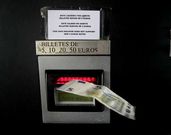 Una de las m�quinas del p�rking, expulsando un billete. 
