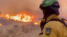 Personal de bomberos trabaja en la extinci�n del incendio de Los Gallardos