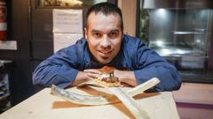 El chef Alberto Fern�ndez posa junto al brioche de costilla de buey que le ha hecho ganar el concurso