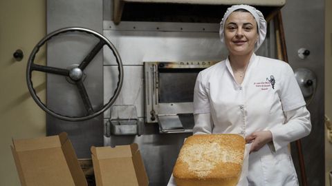 Lidia Diguez, de A Casa das Bicas, con una bica blanca de Laza.