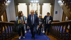 Baltar, subiendo en direcci�n al pleno de la Diputaci�n de este viernes.