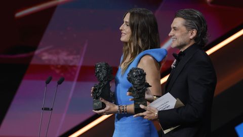 La futbolista Alexia Putellas y el actor Salva Reina durante la ceremonia de entrega de los Premios Goya.
