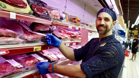 Christian Riefel, cuyos abuelos eran de Gondomar, trabaja de carnicero en Vigo.