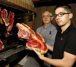 Manuel y Marcos, padre e hijo, llevan el R�o Sil.