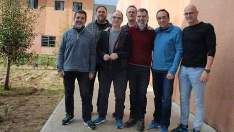 En la imagen, de izquierda a derecha, Jordi Cuixart, Oriol Junqueras, Jordi Turull, Joaquim Forn, Jordi Cuixart, Josep Rull y Ral Romeva