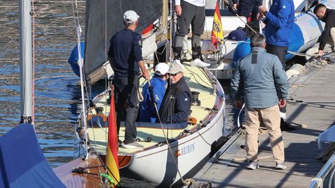 El rey emrito sale al fin a navegar por la ra de Pontevedra