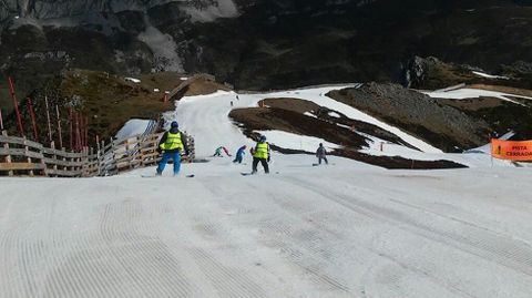 La estacin de Fuentes de Invierno, con numerosas zonas despejadas de nieve