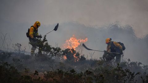 Bomberos de Asturias trabajan para extinguir las llamas en un incendio forestal