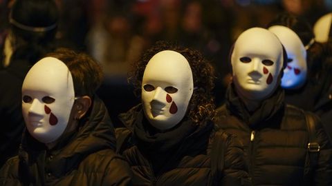 Miles de personas han tomado este martes las calles del centro de Avils detrs de una pancarta unitaria con el lema de 'El machismo nos cuesta la vida' con la que han marchado gritando consignas como amar no es matar, ni humillar, ni maltratar