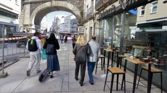 Primera terraza montada en San Fernando tras las obras de peatonalizaci�n