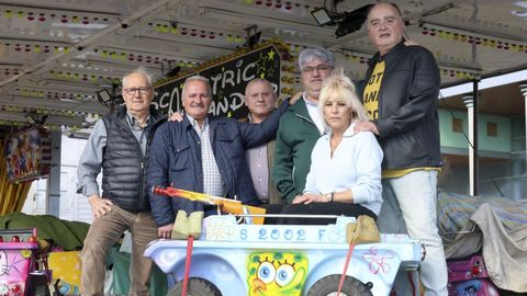 Toda la comisión de fiestas de O Alto, en un coche de Bob Esponja del Scalextric.