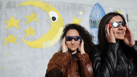 Dos j�venes ven un eclipse de forma segura utilizando las gafas homologadas