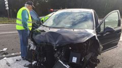 Un octogenario embiste con su coche a un cami�n en la carretera de R�bade a Vilalba