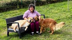 Las perras hermanas de 9 a�os de la misma camada Brandy y Canela, mascotas de la fallecida Gladys, con su nueva due�a Ana Pereira, en Moa�a