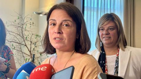 a delegada del Gobierno en Asturias, Adriana Lastra, y la vicepresidenta del Principado, Gimena Llamedo