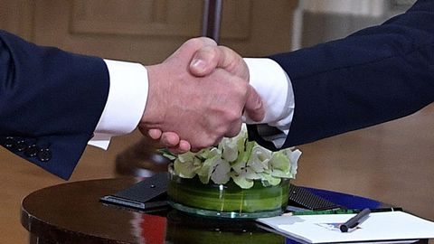  Los presidentes de EE.UU, Donald Trump, y de Rusia, Vlad�mir Putin, se estrechan la mano durante su primera cumbre formal celebrada en el Palacio Presidencial de Helsinki