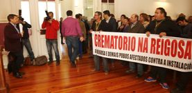 Los vecinos opuestos al crematorio rechazan la licencia concedida por el Concello porque recelan del impacto cerca de sus casas. 