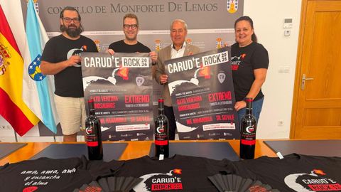 El alcalde Jos� Tom� (tercero por la izquierda) present� el festival Carude Rock junto con varios miembros de la organizaci�n 