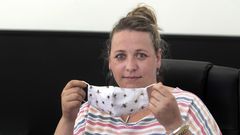 Lorena Gonz�lez na s�a tenda, a primeira adicada integramente � apicultura que abre en Monforte