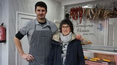 El carnicero Marcos Sanesteban con su madre, Rosa Rodr�guez, en una imagen tomada este viernes