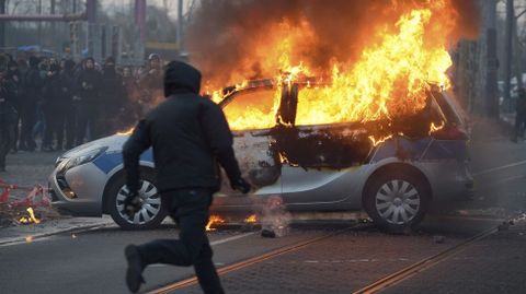 Los manifestantes, algunos de ellos encapuchados, se enfrentaron a la polica a pedradas e incendiaron contenedores de basura y vehculos en el centro de la capital financiera y banquera alemana.