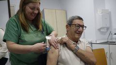 Vicente, de 76 a�os, fue uno de los que acudi� a la convocatoria en el Chuac para el enayo Combogal de la vacuna combinada gripe-covid.